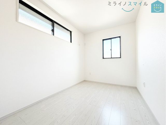 お掃除もラクチンなフローリングのお部屋です!夏場に心地良いひんやり感はフローリングならではです♪