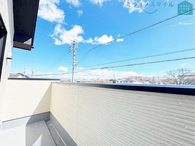 陽当りの良いバルコニーは物干しセットを追加してたくさんのお洗濯物が干せるのが魅力です!