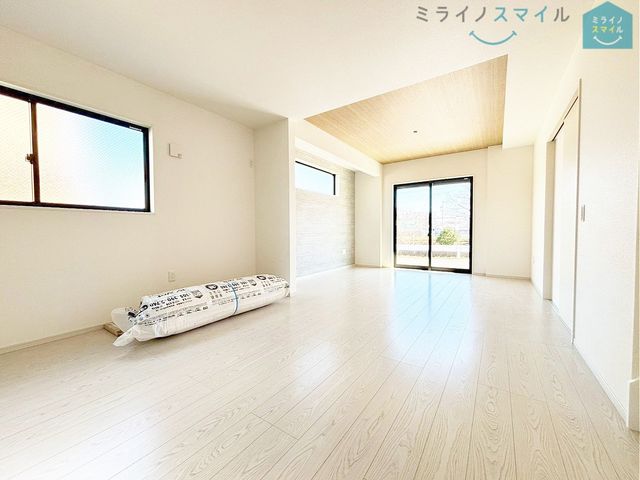 家族が自然に集まる広さ!大画面TVも余裕で配置できます♪インテリアプランの考察はかどるワイドなリビングです♪