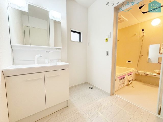 シンプルで無駄のないおしゃれな洗面台♪蛇口が上から出ているので水垢もつきにくく掃除も楽ちん!
