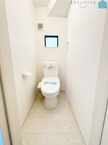 白を基調とした清潔感のあるシンプルで使いやすい高性能トイレです♪