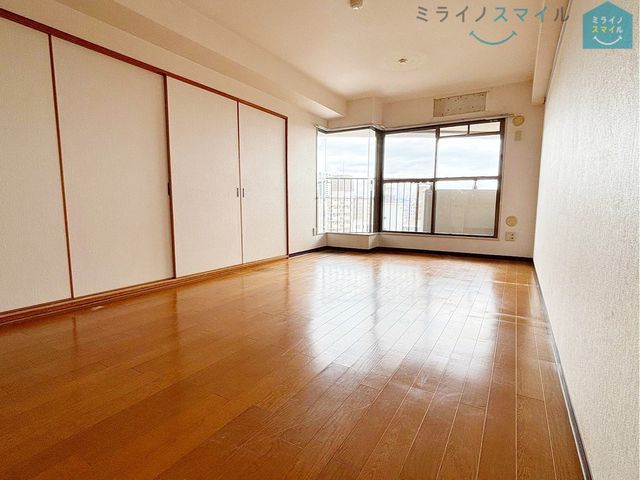 ナチュラルな木目質の床から木のぬくもりを感じられる広々としたリビングルームです♪