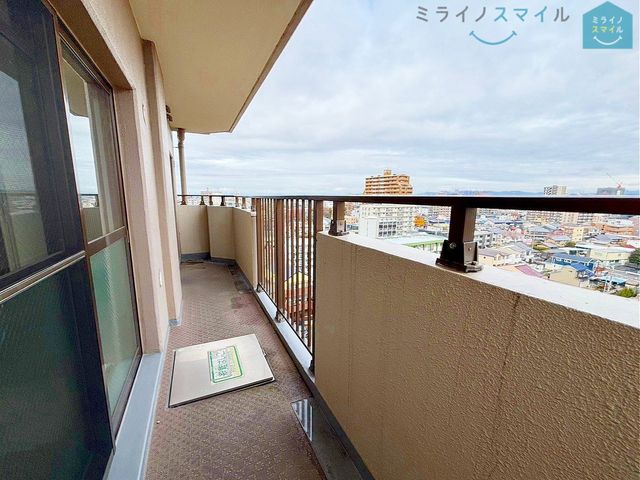 陽当りの良いバルコニーは物干しセットを追加してたくさんのお洗濯物が干せるのが魅力です！