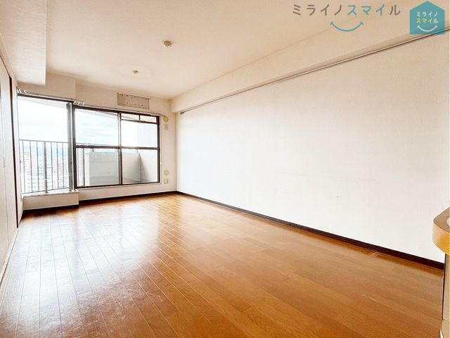 家族が自然に集まる広さ！大画面ＴＶも余裕で配置できます♪インテリアプランの考察はかどるワイドなリビングです♪