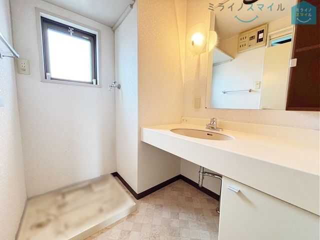 シンプルで無駄のないおしゃれな洗面台♪蛇口が上から出ているので水垢もつきにくく掃除も楽ちん！