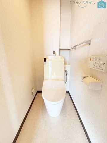白を基調とした清潔感のあるシンプルで使いやすい高性能トイレです♪