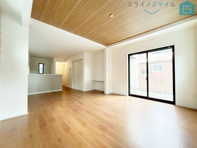 ナチュラルな木目質の床から木のぬくもりを感じられる広々としたリビングルームです♪