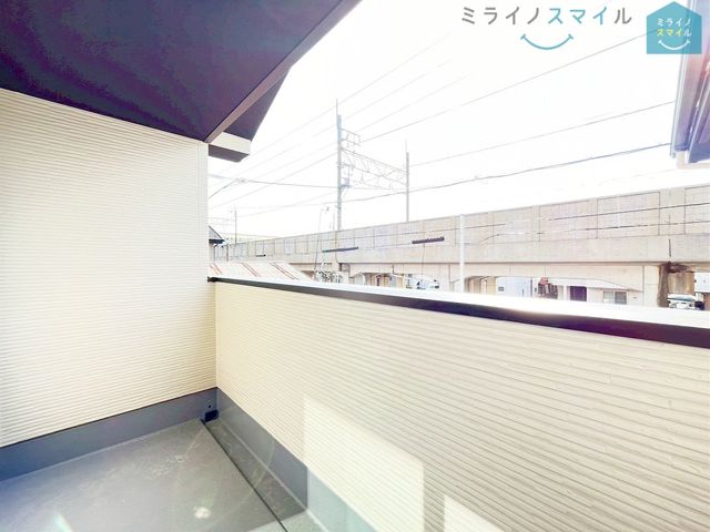 陽当りの良いバルコニーは物干しセットを追加してたくさんのお洗濯物が干せるのが魅力です!