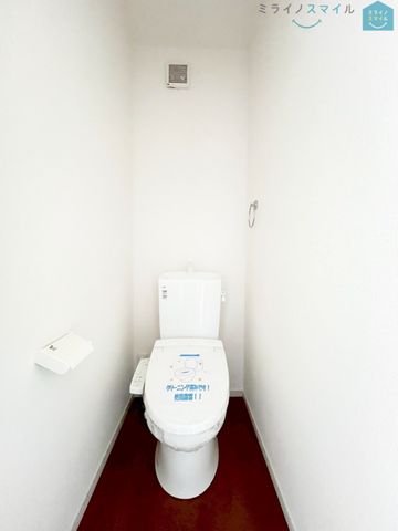 白を基調とした清潔感のあるシンプルで使いやすい高性能トイレです♪