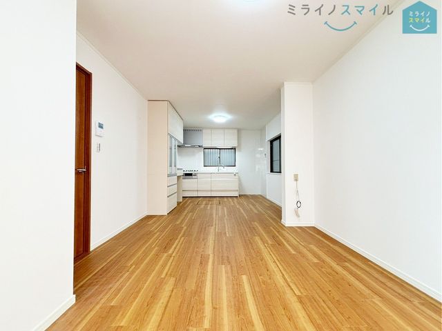 ナチュラルな木目質の床から木のぬくもりを感じられる広々としたリビングルームです♪