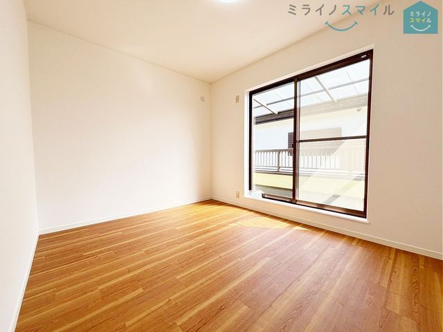 バルコニーに面した明るい洋室です!木の温もりがやさしいフローリングの落ち着くお部屋♪