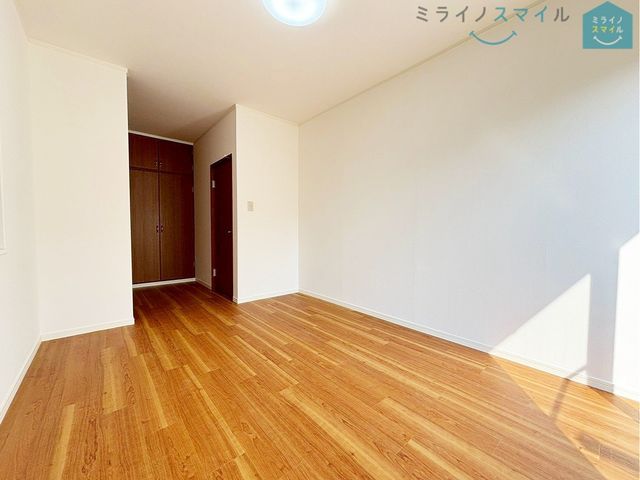 フローリングなので見た目がお洒落です!掃除も簡単で、アレルギーの方にもおすすめです♪