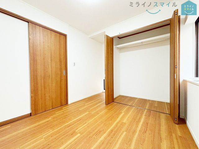 頭棚とハンガーラックが標準装備のクローゼットは洋服をキレイに収納できます♪