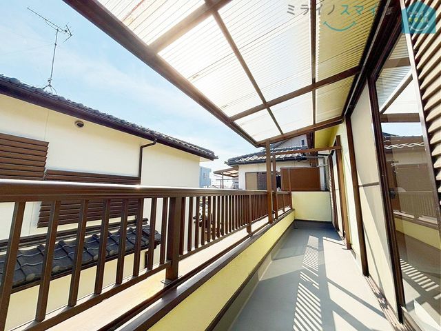 陽当りの良いバルコニーは物干しセットを追加してたくさんのお洗濯物が干せるのが魅力です!