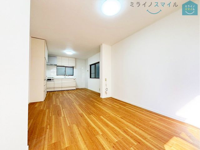 家族が自然に集まる広さ!大画面TVも余裕で配置できます♪インテリアプランの考察はかどるワイドなリビングです♪