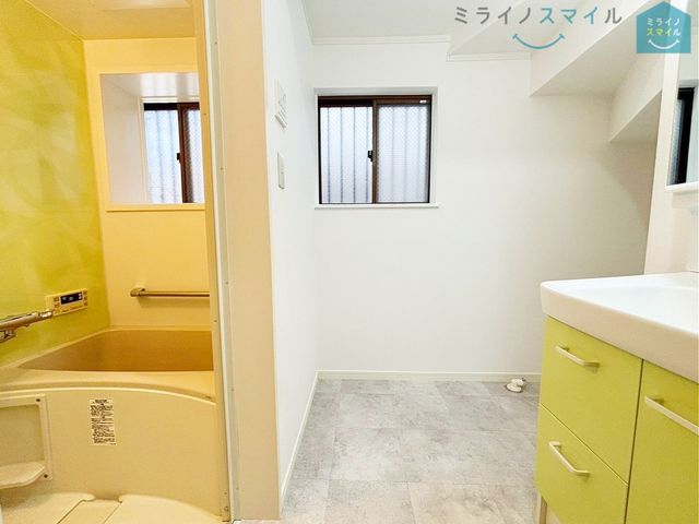 シンプルで無駄のないおしゃれな洗面台♪蛇口が上から出ているので水垢もつきにくく掃除も楽ちん!