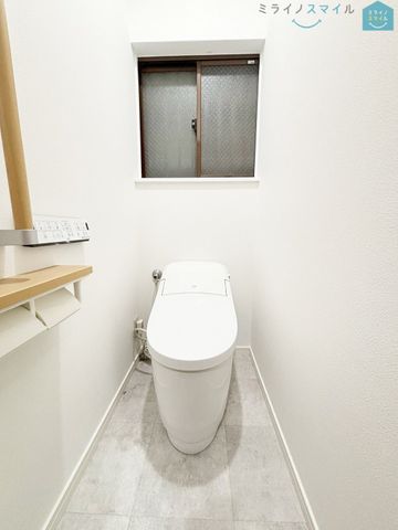 白を基調とした清潔感のあるシンプルで使いやすい高性能トイレです♪