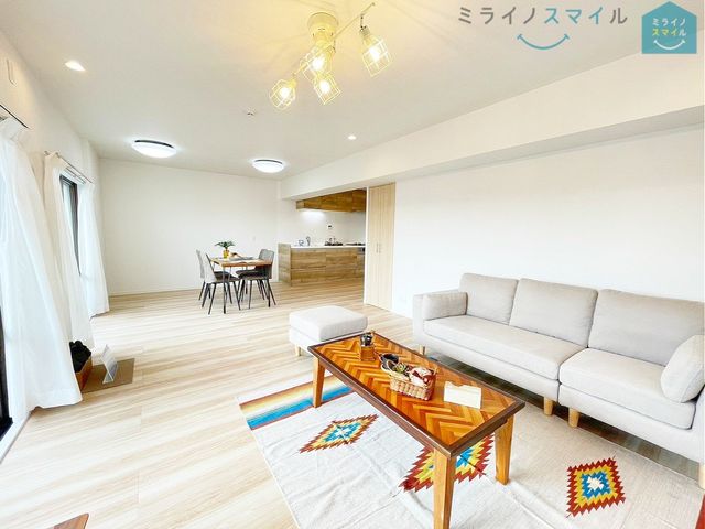 ナチュラルな木目質の床から木のぬくもりを感じられる広々としたリビングルームです♪