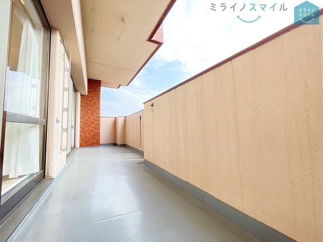 陽当りの良いバルコニーは物干しセットを追加してたくさんのお洗濯物が干せるのが魅力です！