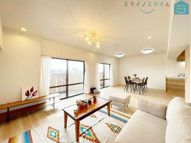 家族が自然に集まる広さ！大画面ＴＶも余裕で配置できます♪インテリアプランの考察はかどるワイドなリビングです♪