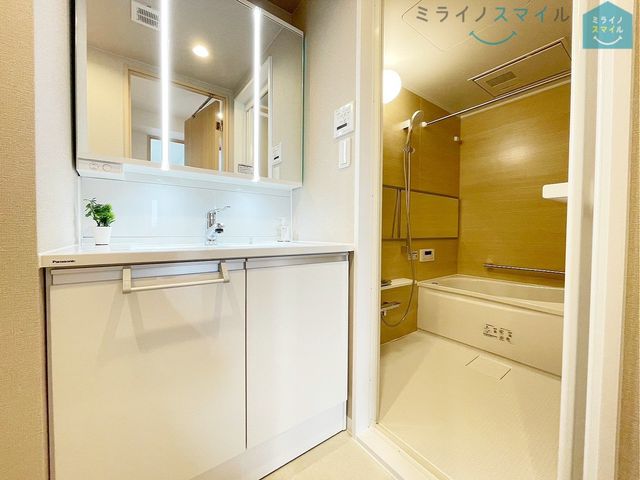 シンプルで無駄のないおしゃれな洗面台♪蛇口が上から出ているので水垢もつきにくく掃除も楽ちん！