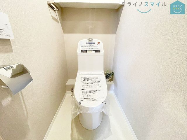 白を基調とした清潔感のあるシンプルで使いやすい高性能トイレです♪