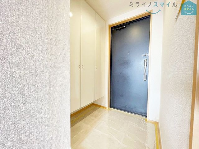 ゆったりとした玄関で、靴の脱ぎ履きも楽々です!シューズボックス付きで玄関がいつもきれいな状態を保てます♪