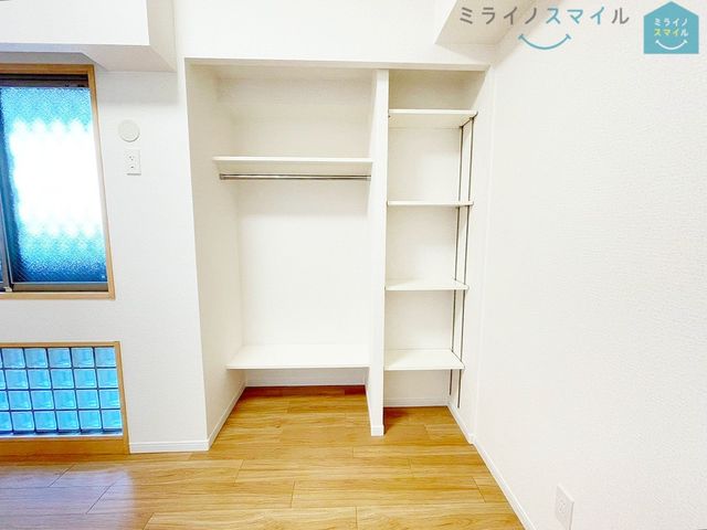 頭棚とハンガーラックが標準装備のクローゼットは洋服をキレイに収納できます♪