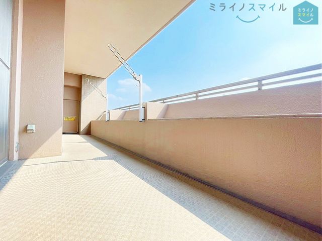 陽当りの良いバルコニーは物干しセットを追加してたくさんのお洗濯物が干せるのが魅力です!