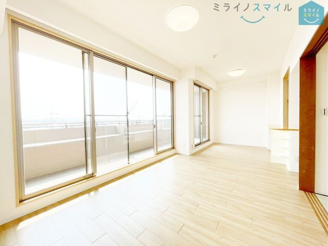 家族が自然に集まる広さ!大画面TVも余裕で配置できます♪インテリアプランの考察はかどるワイドなリビングです♪