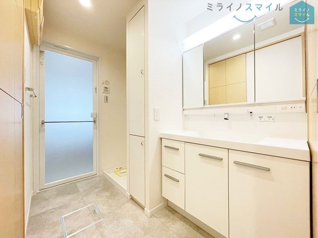 シンプルで無駄のないおしゃれな洗面台♪蛇口が上から出ているので水垢もつきにくく掃除も楽ちん!