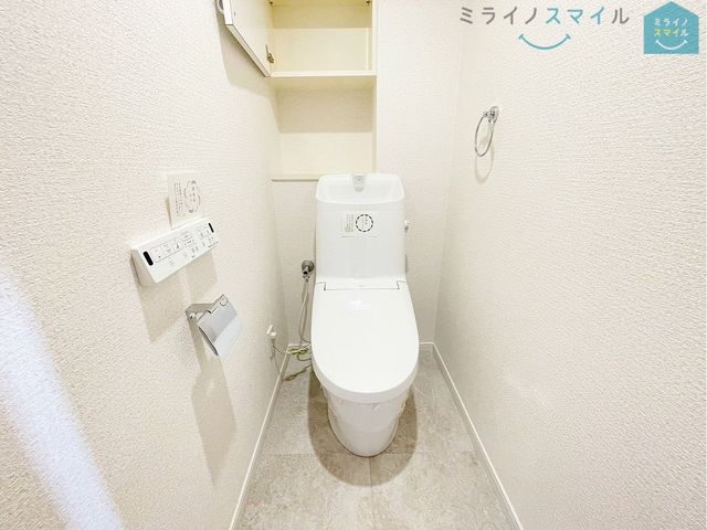 白を基調とした清潔感のあるシンプルで使いやすい高性能トイレです♪