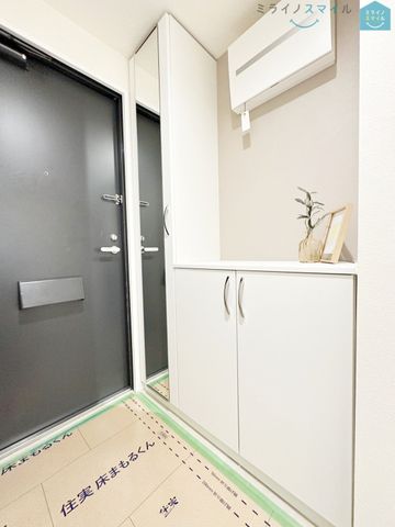ゆったりとした玄関で、靴の脱ぎ履きも楽々です！シューズボックス付きで玄関がいつもきれいな状態を保てます♪