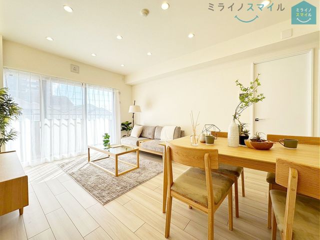 ナチュラルな木目質の床から木のぬくもりを感じられる広々としたリビングルームです♪