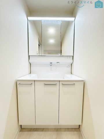 シンプルで無駄のない洗面スペース♪窓があるので湿気がこもらず快適◎