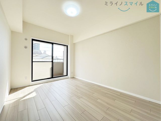 バルコニーに面した明るい洋室です！木の温もりがやさしいフローリングの落ち着くお部屋♪