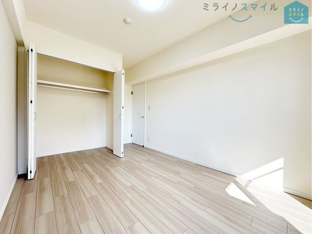 頭棚とハンガーラックが標準装備のクローゼットは洋服をキレイに収納できます♪