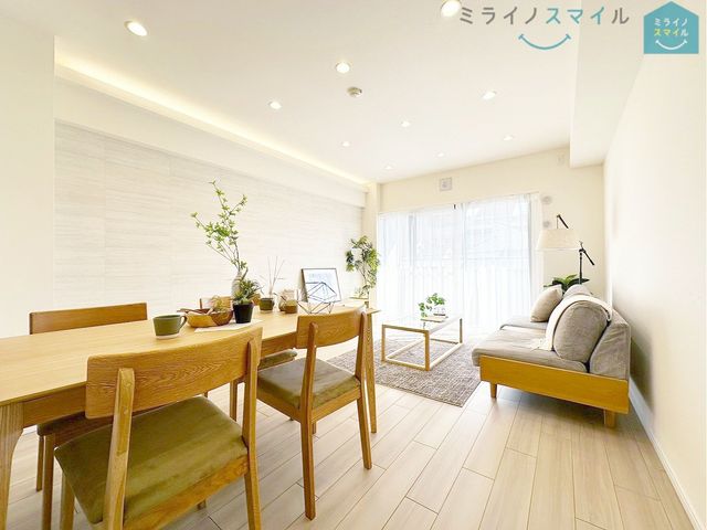 家族が自然に集まる広さ！大画面ＴＶも余裕で配置できます♪インテリアプランの考察はかどるワイドなリビングです♪