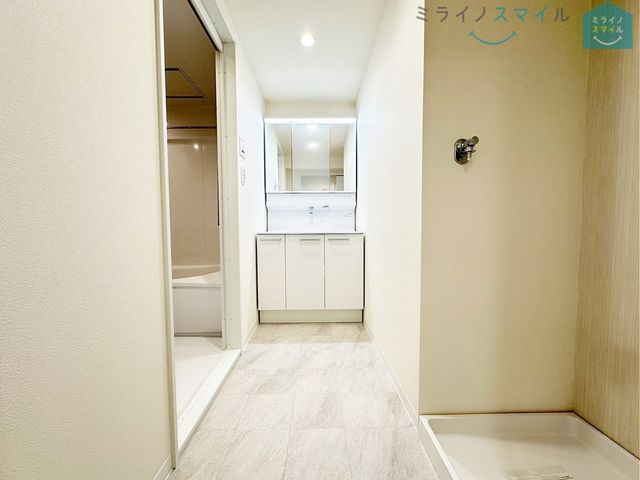 シンプルで無駄のないおしゃれな洗面台♪蛇口が上から出ているので水垢もつきにくく掃除も楽ちん！