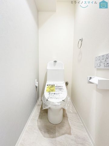白を基調とした清潔感のあるシンプルで使いやすい高性能トイレです♪