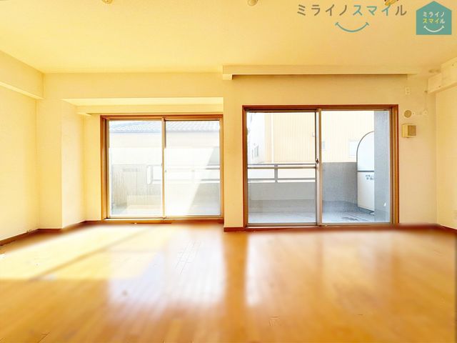ナチュラルな木目質の床から木のぬくもりを感じられる広々としたリビングルームです♪