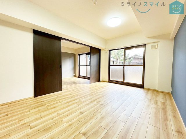 ナチュラルな木目質の床から木のぬくもりを感じられる広々としたリビングルームです♪