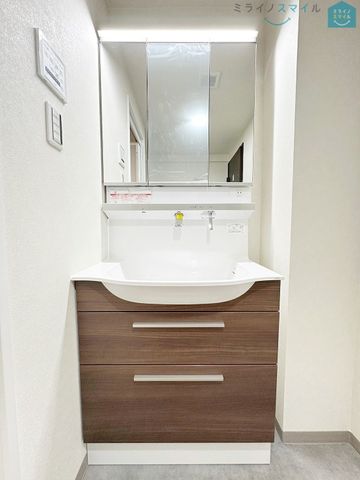 シンプルで無駄のない洗面スペース♪窓があるので湿気がこもらず快適◎