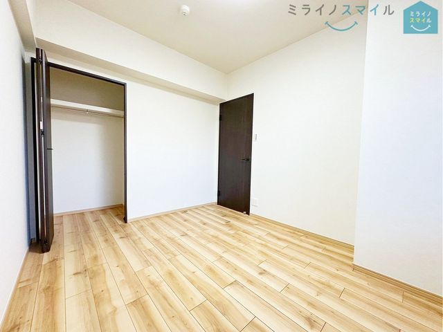 頭棚とハンガーラックが標準装備のクローゼットは洋服をキレイに収納できます♪