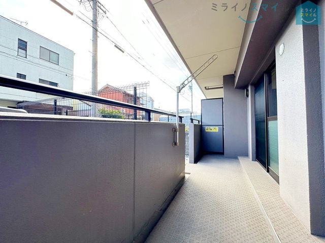 陽当りの良いバルコニーは物干しセットを追加してたくさんのお洗濯物が干せるのが魅力です!