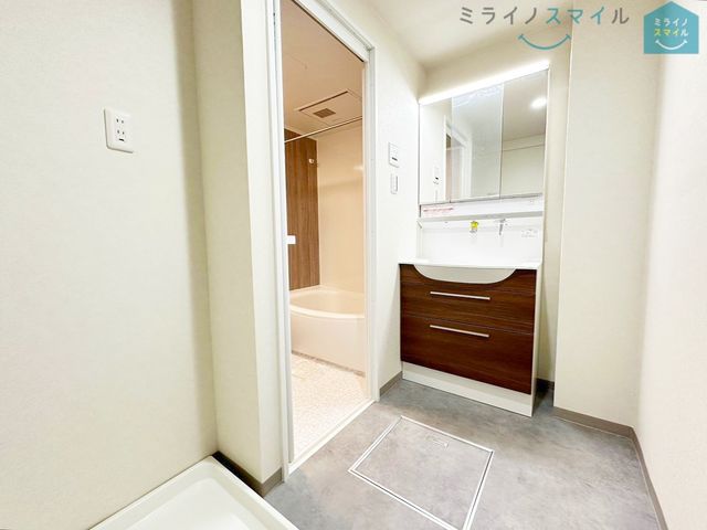 シンプルで無駄のないおしゃれな洗面台♪蛇口が上から出ているので水垢もつきにくく掃除も楽ちん!
