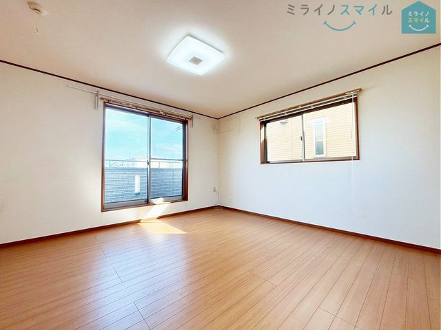 ナチュラルな木目質の床から木のぬくもりを感じられる広々としたリビングルームです♪