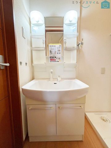 シンプルで無駄のない洗面スペース♪窓があるので湿気がこもらず快適◎
