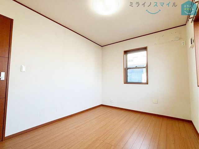 フローリングなので見た目がお洒落です!掃除も簡単で、アレルギーの方にもおすすめです♪