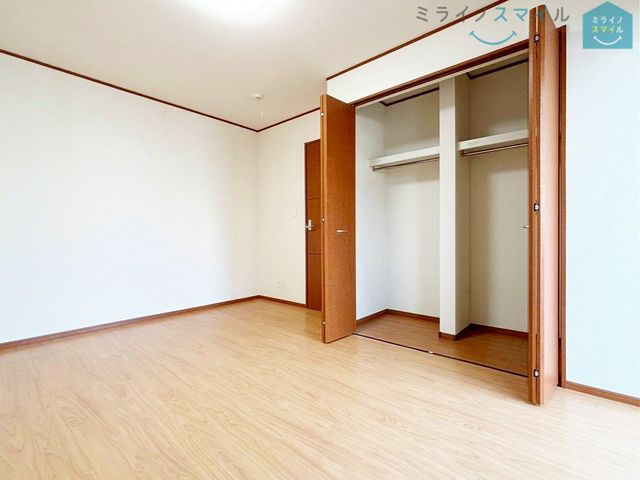 頭棚とハンガーラックが標準装備のクローゼットは洋服をキレイに収納できます♪